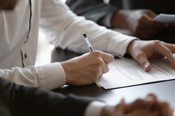 2 managers reviewing franchise contract